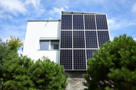 태양광 패널이 곳곳에 설치된 이지하우스는 한국 최초의 에너지 제로 주택단지로 아파트 3개 동, 빌라 1개 동과 복층형 단독주택 3채로 이뤄졌으며 현재 121세대가 살고 있다.