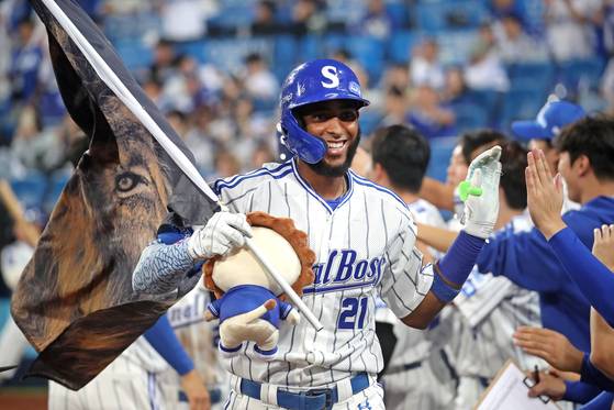 시즌 50호 홈런을 치고 더그아웃에서 기뻐하는 삼성 디아즈. 뉴스1