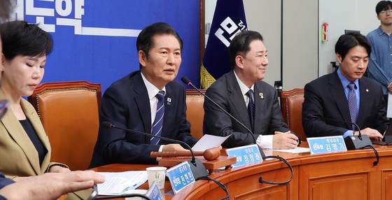 정청래 더불어민주당 대표(왼쪽 두번째)가 10일 서울 여의도 국회에서 열린 최고위원회의에서 발언하고 있다. 임현동 기자