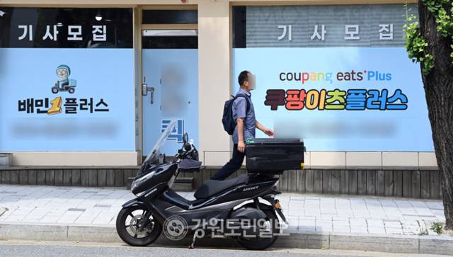 ▲ 강원 춘천 운교동의 한 배달업체에 기사모집 문구가 적혀 있다. 방도겸 기자 [강원도민일보 자료사진]