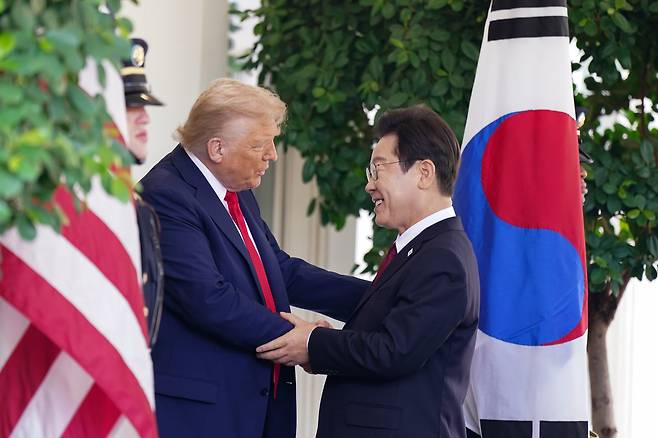 U.S. President Donald Trump, left, greets Korean President Lee Jae Myung outside the West Wing of the White House in Washington on Aug. 25. [UPI/YONHAP]