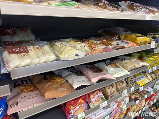서울 시내 한 편의점에 종류별 빵이 진열돼 있다. 이다빈 기자