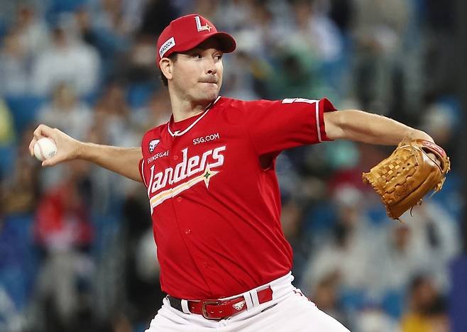 13일 대구 삼성라이온즈파크에서 열린 2025 KBO 프로야구 포스트시즌 준플레이오프 3차전 SSG 랜더스와 삼성 라이온즈의 경기. 1회말 SSG 선발로 나선 드루 앤더슨이 역투하고 있다. 연합뉴스