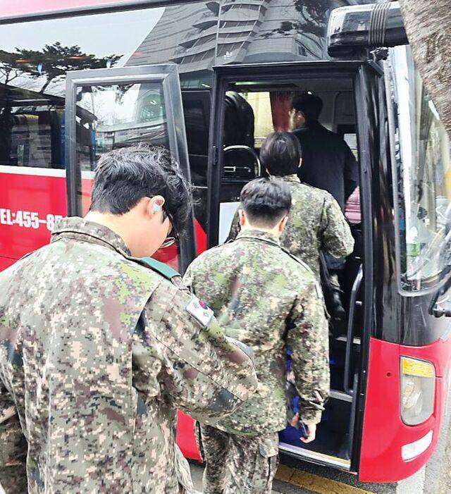 지난 2월 예비군들이 영등포구 예비군 수송버스에 오르고 있는 모습. 영등포구 제공