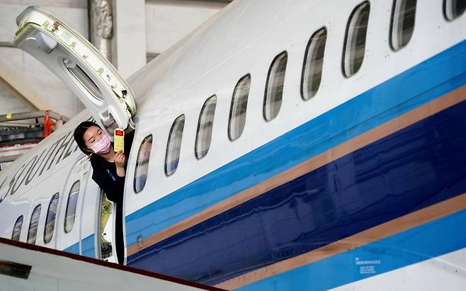 한 항공정비사가 항공기 비상구를 열고 안전 점검을 하고 있다. 신화뉴시스