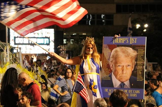 11일(현지시간) 이스라엘 텔아비브미술관 앞 ‘인질 광장’에 휴전 합의를 환영하며 인질 석방을 기대하는 시민들이 운집했다. [사진 = 연합뉴스]