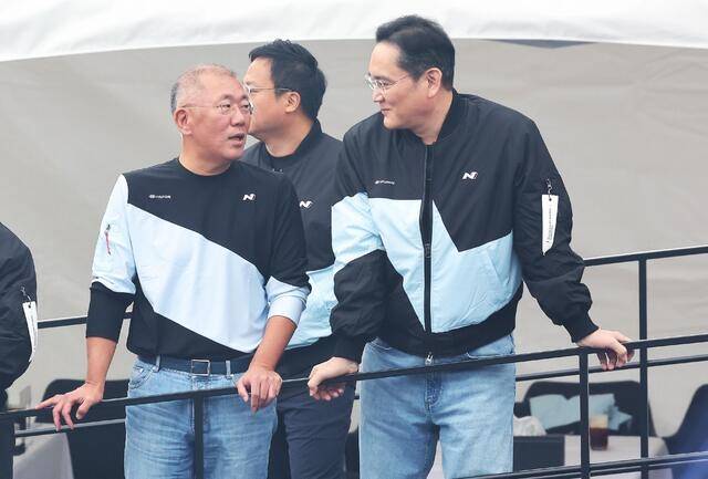 지난해 10월 27일 경기도 용인시 에버랜드 스피드웨이에서 열린 ‘현대 N x 토요타 가주 레이싱 페스티벌’에서 정의선(왼쪽) 현대자동차그룹 회장과 이재용 삼성전자 회장이 대화하는 모습. [사진출처 = 연합뉴스]