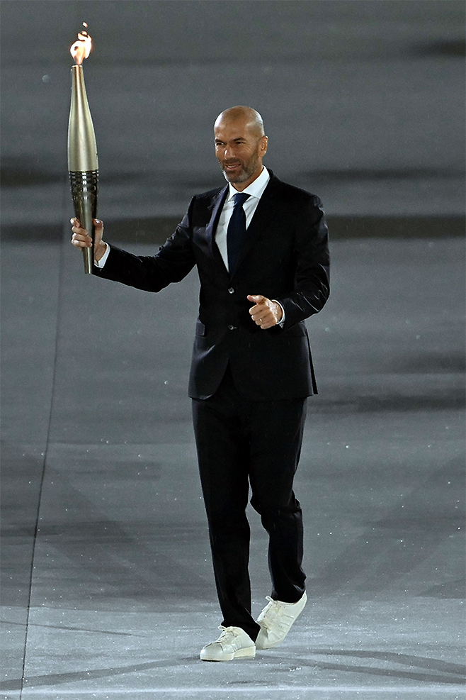 지네딘 지단이 제33회 프랑스 파리하계올림픽 개막식 성화 봉송을 하고 있다. 사진=AFP=연합뉴스