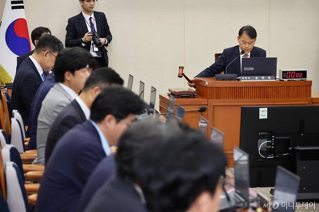 [서울=뉴시스] 김금보 기자 = 윤한홍 국회 정무위원회 위원장이 29일 오후 서울 여의도 국회에서 열린 정무위원회 전체회의에서 의사봉을 두드리고 있다. 2025.09.29. kgb@newsis.com /사진=김금보