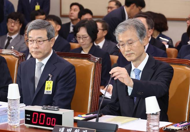 [서울=뉴시스] 고승민 기자 = 조희대 대법원장이 13일 서울 여의도 국회에서 열린 법제사법위원회의 대법원 등 국정감사에서 마이크를 조정하고 있다. 2025.10.13. kkssmm99@newsis.com /사진=고승민