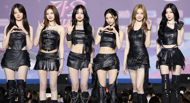 걸그룹 베이비몬스터가 미니 2집 '위 고 업'으로 일본 오리콘 차트 정상에 오르며 글로벌 인기 행진에 본격 시동을 걸었다. 사진은 지난 7월27일 베이비몬스터가 경기 고양시 일산서구 킨텍스 제1전시장에서 열린 '2025 SBS 가요대전 Summer' 블루카펫 행사에 참석해 인사를 하고 있는 모습. /사진=뉴스1