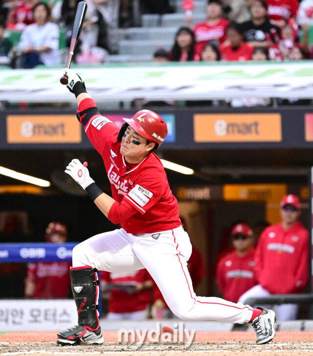 SSG 한유섬이 헛스윙 삼진을 당하고 있다 / 문학 = 유진형 기자 zolong@mydaily.co.kr