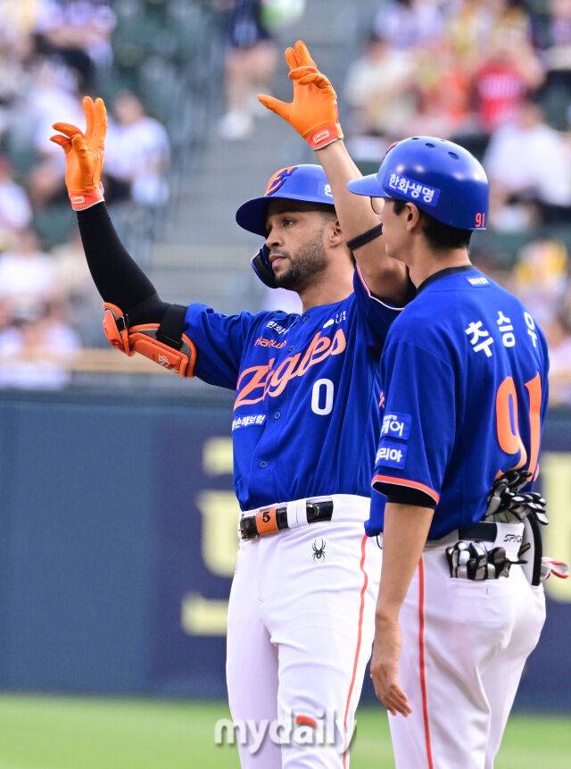 2025년 8월 8일 오후 서울 잠실구장에서 열린 '2025 신한 SOL뱅크 KBO 리그' 한화 이글스와 LG 트윈스의 경기. 한화 리베라토가 1회초 1사 후 안타를 친 뒤 기뻐하고 있다./마이데일리
