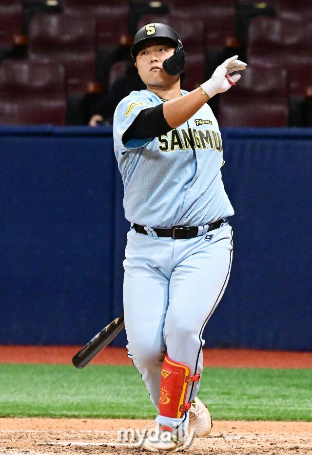 상무 한동희가 6일 오후 서울 고척스카이돔에서 진행된 대한민국 야구대표팀과의 연습 경기에서 타격을 하고 있다./마이데일리