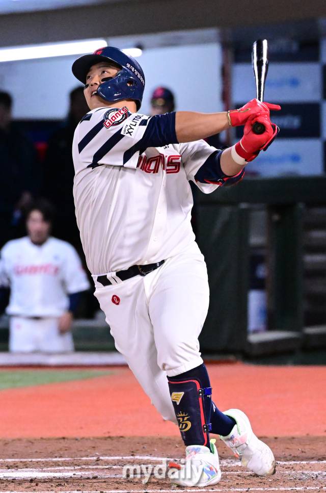 2024년 4월 23일 부산 사직야구장에서 진행된 '2024 신한 SOL 뱅크 KBO 리그' SSG-롯데의 경기. 2회초 롯데 한동희가 큼직한 플라이를 때리고 있다./마이데일리