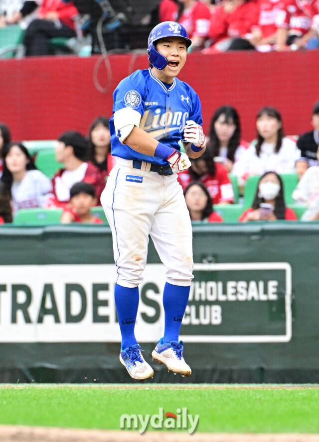 2025년 10월 9일 인천 SSG랜더스필드에서 진행된 '2025 신한 SOL뱅크 KBO리그 준플레이오프' 1차전 삼성-SSG의 경기. 삼성 김지찬이 4회말 1사 2루에서 적시타를 때린 뒤 환호하고 있다./마이데일리