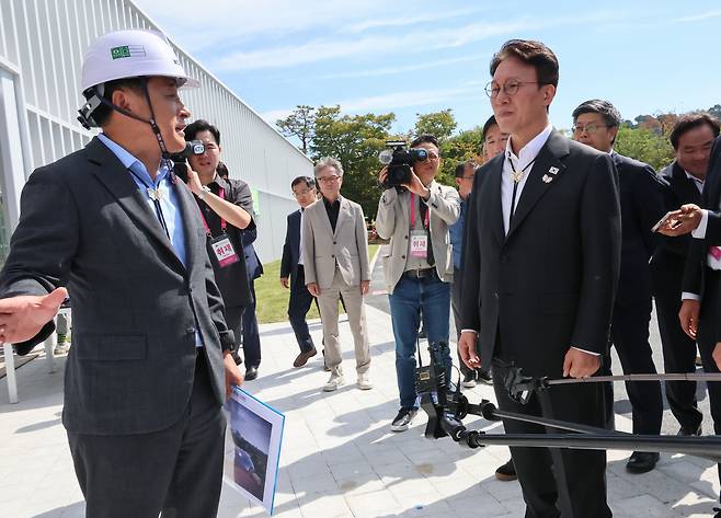 김민석 국무총리가 지난달 26일 경주 엑스포대공원에 조성 중인 APEC 정상회의 경제인 전시장을 점검하고 있다. [연합]