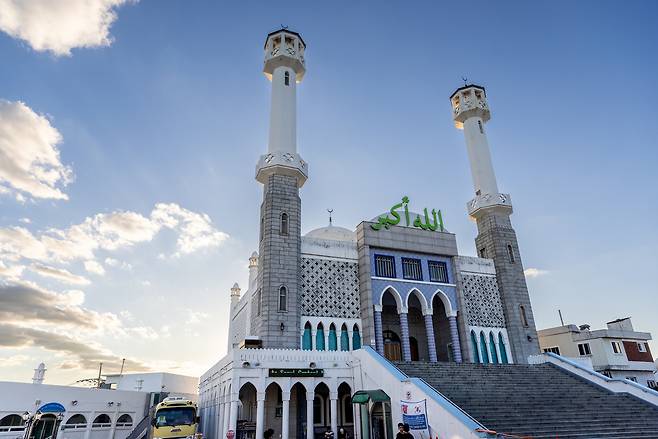 이태원 서울중앙성원을 올려다 보면 이스탄불에 온 듯한 착각이 든다.