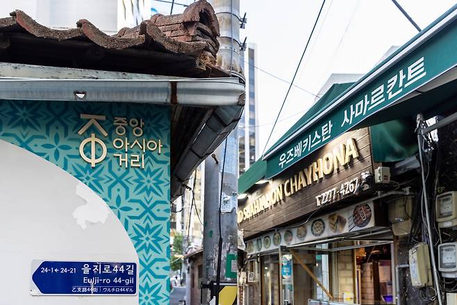 중앙아시아 거리. 사마르칸트엔 한국과의 교류흔적이 역사유적으로 남아있다.