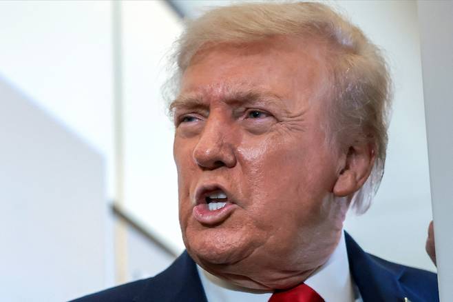 도널드 트럼프 미국 대통령이 13일 이스라엘에서 휴전 협정이 체결된 후 에어포스원에 탑승하면서 언론과 대화하고 있다. [로이터]