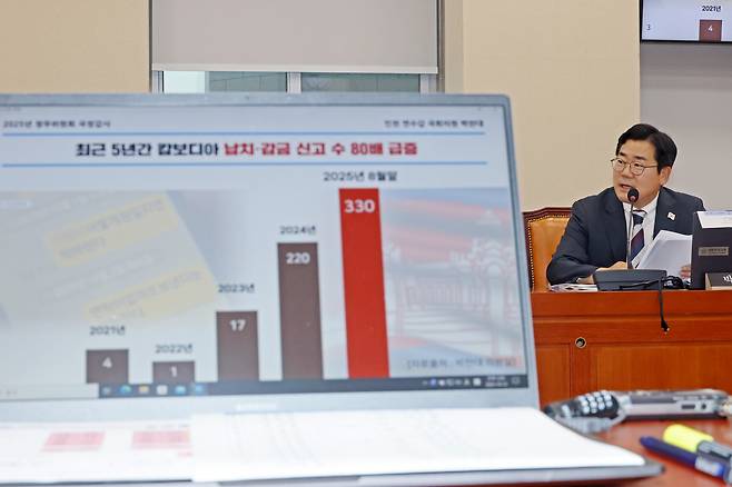 13일 서울 국회에서 열린 정무위원회 국정감사에서 더불어민주당 박찬대 의원이 윤창렬 국무조정실장에게 캄보디아에서 발생한 한국인 납치 관련 질의하고 있다. [연합]