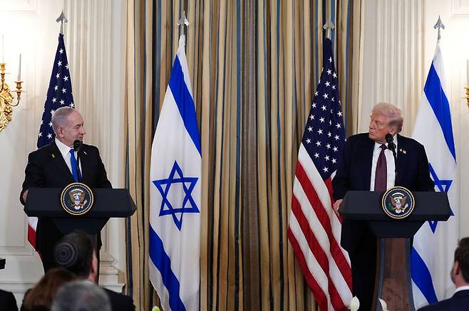 [워싱턴=AP/뉴시스] 도널드 트럼프(오른쪽) 미국 대통령과 베냐민 네타냐후 이스라엘 총리가 29일(현지시간) 백악관 국빈 만찬장에서 공동 기자회견 하고 있다. 트럼프 대통령은 이날 회담 후 가자지구 전쟁 종식 계획에 네타냐후 총리가 동의했으며, 하마스의 동의만 남았다고 밝혔다. 2025.09.30