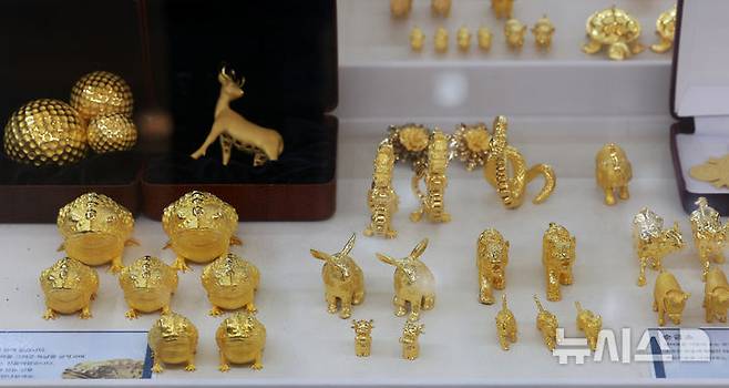 [서울=뉴시스] 이영환 기자 = 금 값이 연일 상승세를 보이고 있는 10일 오전 서울 종로구 한국금거래소에 금 제품이 진열되어 있다.지난 8일(미국 현지시간) CNN에 따르면 금 값은 온스당 4000달러를 돌파해 했으며 올해들어 54% 올라 1979년 이후 45년만에 최대 상승 폭을 기록했다. 2025.10.10. 20hwan@newsis.com