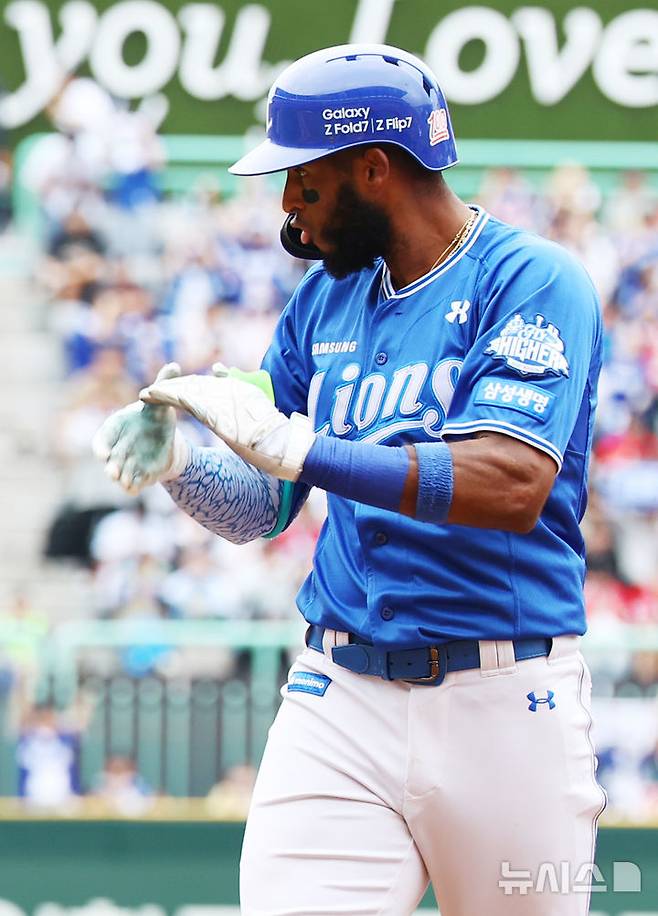 [서울=뉴시스] 박주성 기자 = 11일 인천 미추홀구 SSG랜더스필드에서 열린 2025 KBO 포스트시즌 준플레이오프 2차전 삼성 라이온즈와 SSG 랜더스의 경기, 4회초 원아웃 주자 2, 3루에서 삼성 디아즈가 2타점 적시타를 치고 환호하고 있다. 2025.10.11. park7691@newsis.com