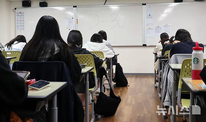 [부산=뉴시스] 하경민 기자 = 2026학년도 대학수학능력시험을 1개월 정도 앞둔 13일 부산 동래구 부산중앙여자고등학교 3학년 교실에서 수험생들이 공부에 집중하고 있다. 2025.10.13. yulnetphoto@newsis.com