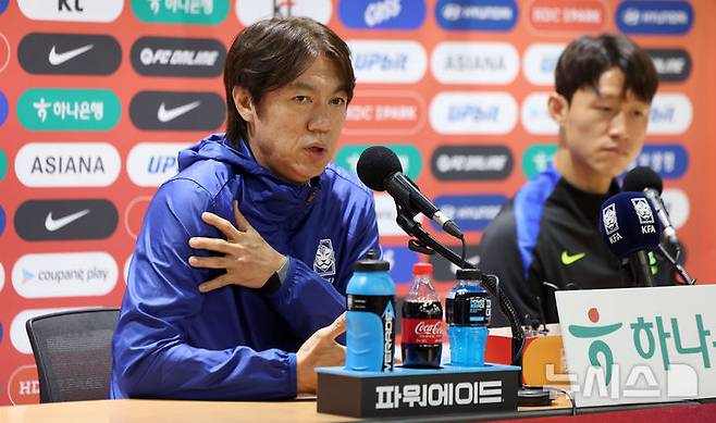 [고양=뉴시스] 김선웅 기자 = 파라과이와 평가전을 앞둔 대한민국 축구대표팀 홍명보 감독이 13일 경기 고양시 고양종합운동장에서 기자회견을 하고 있다. 2025.10.13. mangusta@newsis.com