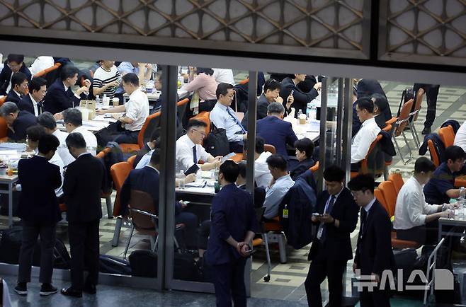 [서울=뉴시스] 고승민 기자 = 2025년도 국정감사가 시작된 13일 서울 여의도 국회에서 피감기관 공무원들이 국감 준비를 하고 있다. 2025.10.13. kkssmm99@newsis.com