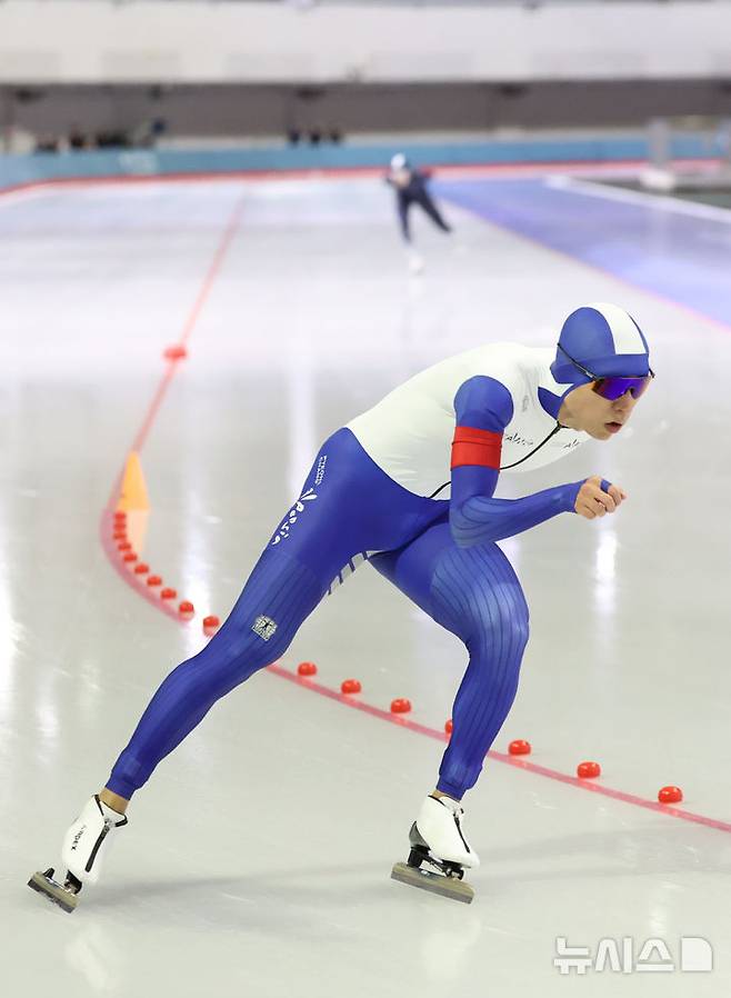 [서울=뉴시스] 황준선 기자 = 이승훈(앞)과 정양훈(뒤)이 22일 오후 서울 노원구 태릉국제스케이트장에서 열린 제59회 전국남녀 종목별 스피드스케이팅 선수권대회 남자부 5000M 결승에서 역주하고 있다. 이번 대회는 2024~2025 국제빙상경기연맹(ISU) 스피드스케이팅 월드컵 시리즈와 하얼빈 동계아시안게임 파견선수 선발대회를 겸한다. 2024.10.22. hwang@newsis.com