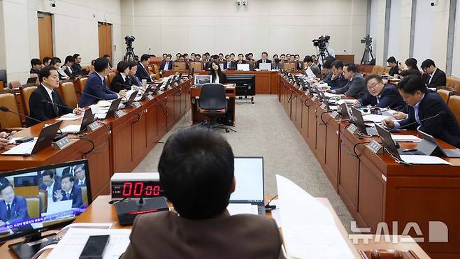 [서울=뉴시스] 조성봉 기자 = 임이자 국회 기획재정위원장이 13일 오후 서울 여의도 국회 기획재정위원회에서 열린 기재부에 대한 국정감사에서 회의를 주재하고 있다.  2025.10.13. suncho21@newsis.com