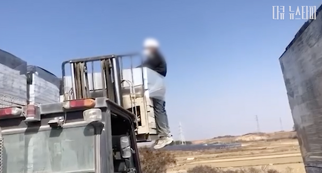 지난 2월, 전남 나주의 벽돌 공장에서 스리랑카 이주노동자가 지게차에 벽돌과 함께 비닐로 묶인 채 이리저리 끌려다니는 인권유린을 당했다.