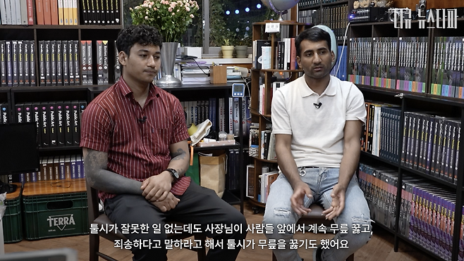 우성축산에서 툴시와 함께 일했던 네팔 이주노동자 수잔(왼쪽)과 파원. 이들은 뉴스타파와 인터뷰에서 자신의 동료 툴시를 죽음으로 내몬 고용허가제를 바꿔야한다고 말했다.