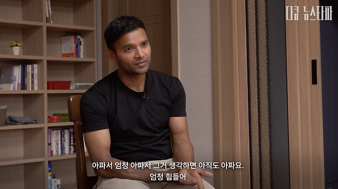 뉴스타파 취재진과 인터뷰 중인 네팔 이주노동자 수메스. 그는 2년 전 전북 완주의 한우농장에서 일하다 손가락 네 개가 절단되는 사고를 당한 후 해고됐다.