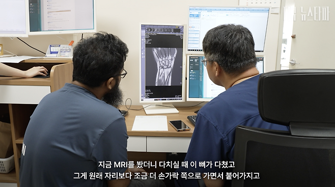 방글라데시 이주노동자 레이한은 지난 3월 경기도 포천의 한 공장에서 일하다 손등뼈가 골절되는 부당을 당해 수술을 앞두고 있다. 회사는 치료 대신 바로 일을 하라고 시켰고, 레이한의 산재 신청 요청도 거부했다. 회사 측의 반대에도 산재 신청을 한 레이한은 최근 '고용허가제 비자 연장 불가'를 통보받았다. 사진은 지난 9월, 고려대안암병원에서 의사로부터 자신의 상태에 대해 설명을 듣고 있는 장면.&nbsp;