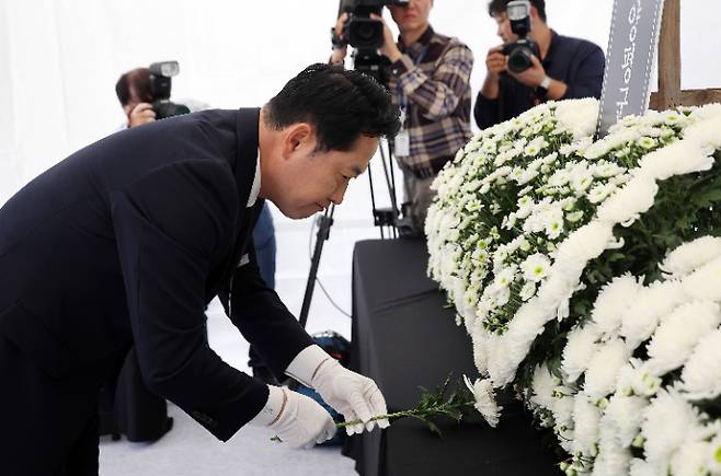 국민의힘 장동혁 대표가 13일 서울 여의도 국회 정문 인근에 민중기 특별검사팀의 소환 조사를 받은 뒤 숨진 채 발견된 경기 양평군 공무원 A씨를 추모하기 위해 설치한 분향소에서 헌화하고 있다. 연합뉴스