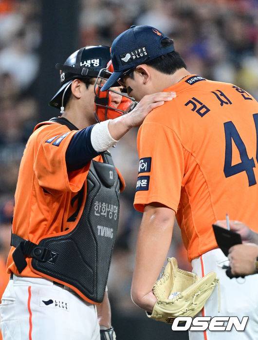 [OSEN=대전, 최규한 기자] 9회초 1사 1루 상황 한화 포수 최재훈이 마운드를 방문해 투수 김서현을 격려하고 있다. 2025.07.25 / dreamer@osen.co.kr