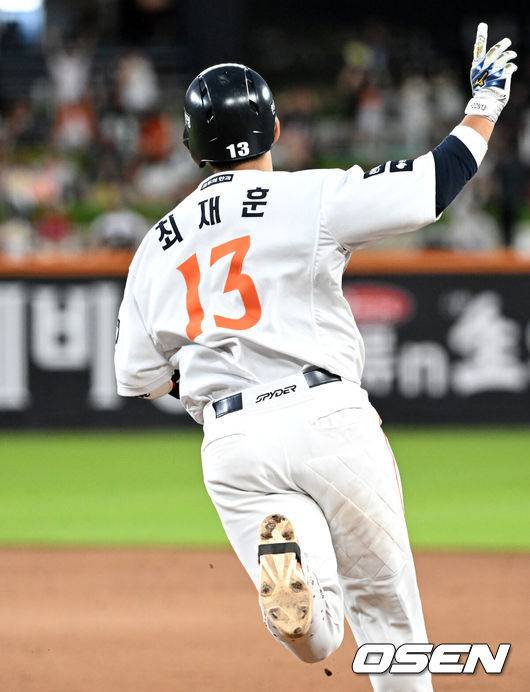 [OSEN=대전, 이대선 기자] 4회말 2사 1,3루에서 한화 최재훈이 좌월 스리런 홈런을 치고 환호하고 있다. 2025.07.08 /sunday@osen.co.kr