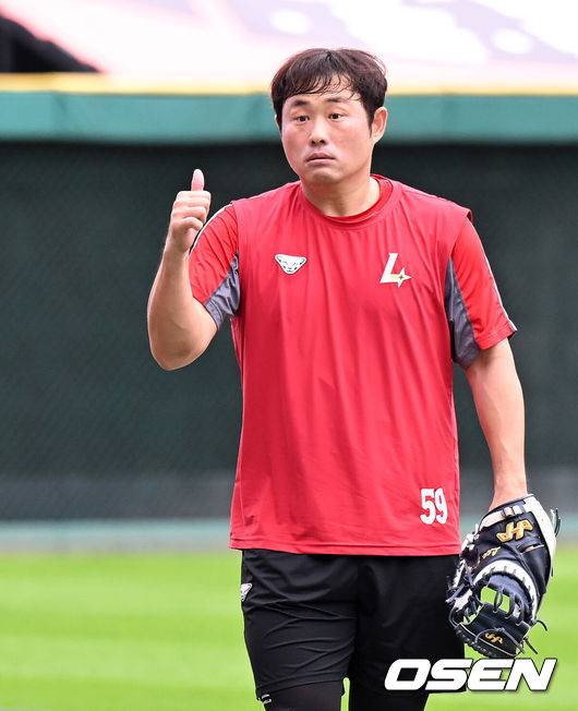 [OSEN=인천, 이대선 기자] 9일 인천 SSG랜더스필드에서 2025 신한 SOL뱅크 KBO리그 준플레이오프(5전 3선승제) 1차전 SSG 랜더스와 삼성 라이온즈의 경기가 열렸다.SSG은 화이트, 삼성은 최원태를 선발 투수로 내세웠다.경기에 앞서 SSG 이지영이 훈련을 하고 있다. 2025.10.09 /sunday@osen.co.kr