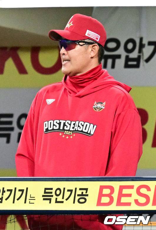 [OSEN=대구, 박준형 기자] 13일 대구 삼성라이온즈파크에서 ‘2025 신한 SOL뱅크 KBO리그’ 준플레이오프(5전 3선승제) 3차전 삼성 라이온즈와 SSG 랜더스의 경기가 열렸다삼성은 원태인, 방문팀 SSG은 드류 앤더슨을 선발로 내세웠다.4회말 2사 삼성 김태훈의 볼넷때 SSG 이숭용 감독이 아쉬운 표정을 짓고 있다.  2025.10.13 / soul1014@osen.co.kr