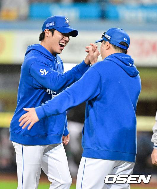 [OSEN=대구, 박준형 기자] 프로야구 삼성 라이온즈가 SSG 랜더스를 꺾고 플레이오프 진출에 1승만 남겨뒀다.삼성은 13일 대구삼성라이온즈파크에서 열린 준플레이오프 3차전에서 선발 원태인의 호투를 앞세워 5-3으로 승리했다. 시리즈 전적 2승 1패. 경기종료 후 삼성 원태인이 환호하며 박진만 감독과 하이파이브를 하고 있다.  2025.10.13 / soul1014@osen.co.kr