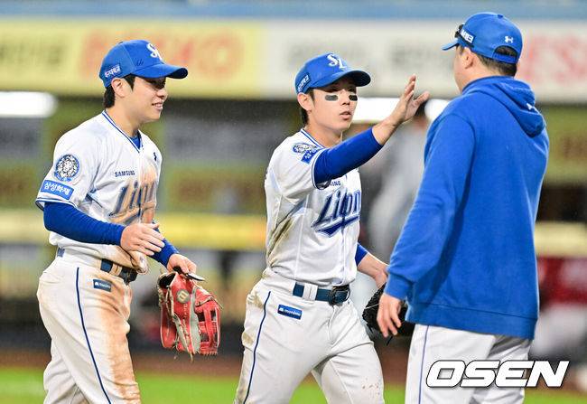 [OSEN=대구, 박준형 기자] 프로야구 삼성 라이온즈가 SSG 랜더스를 꺾고 플레이오프 진출에 1승만 남겨뒀다.삼성은 13일 대구삼성라이온즈파크에서 열린 준플레이오프 3차전에서 선발 원태인의 호투를 앞세워 5-3으로 승리했다. 시리즈 전적 2승 1패. 경기종료 후 삼성 김지찬과 김성윤이 박진만 감독과 하이파이브를 하고 있다.   2025.10.13 / soul1014@osen.co.kr