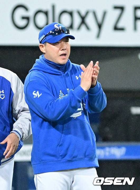 [OSEN=대구, 최규한 기자] 프로야구 삼성 라이온즈가 SSG 랜더스를 꺾고 플레이오프 진출에 1승만 남겨뒀다.&nbsp;삼성은 13일 대구삼성라이온즈파크에서 열린 준플레이오프 3차전에서 선발 원태인의 호투를 앞세워 5-3으로 승리했다. 시리즈 전적 2승 1패.&nbsp;경기를 마치고 승리한 삼성 박진만 감독이 선수들을 맞이하며 기뻐하고 있다. 2025.10.13 / dreamer@osen.co.kr