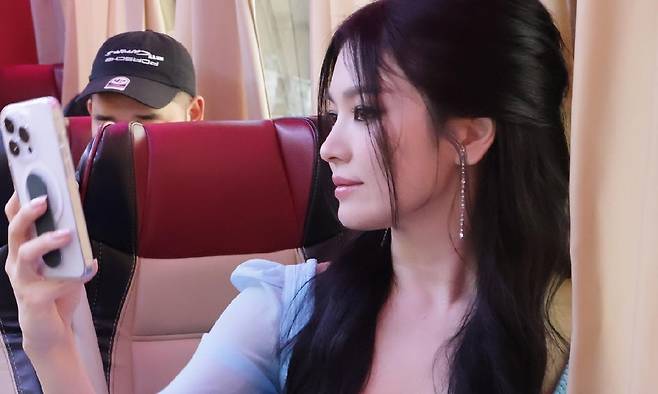 송혜교가 완벽한 콧대를 자랑하며 ‘다지니’ 특별출연 비하인드를 공개했다. 송혜교 SNS 캡처