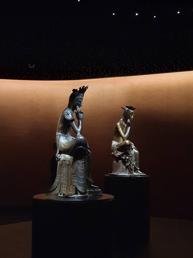 서울 용산 국립중앙박물관 사유의 방에 모셔진 반가사유상(왼쪽이 국보 제78호).