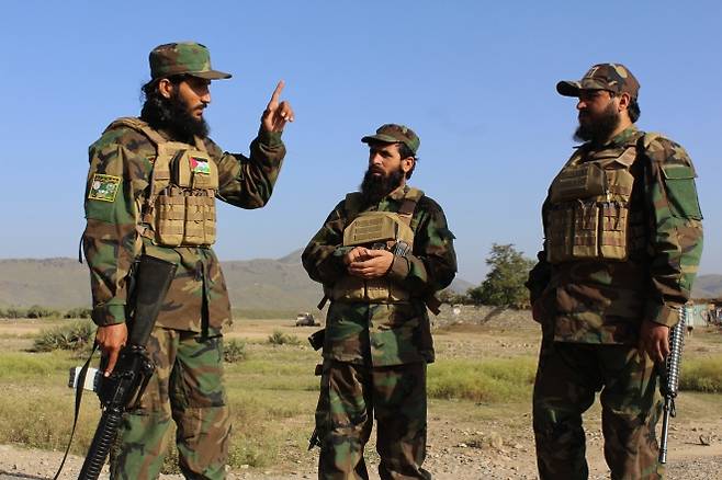 2025년 10월 12일(현지시간) 아프가니스탄 호스트주의 자자이 마이단 지역에서 전날 밤 파키스탄군과의 교전 이후 국경을 경계 중인 아프간 병사들. AP 연합뉴스