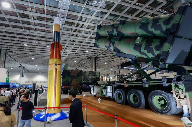 대만 타이베이에서 열린 국제항공우주·방산전시회(TADTE 2025)에서 공개된 신형 치앙궁 요격미사일(왼쪽)과 이동식 발사대. 이번 전시회에는 미국·프랑스·독일 등 14개국 400여 개 업체가 참가했다. 2025.9.18 EPA 연합뉴스