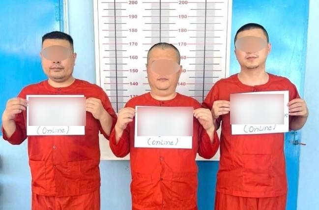 11일(현지시간) 캄보디아 깜폿지방검찰청이 한국인 박모씨에 대한 살인과 사기 혐의로 구속기소한 30~40대 중국인 3명의 모습. 캄보디아 정보부 제공
